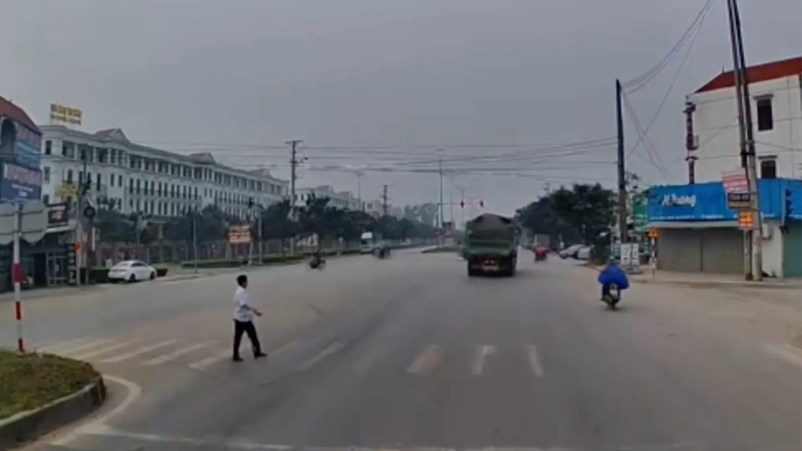 Nguy hiểm khi xe tải vượt đèn đỏ